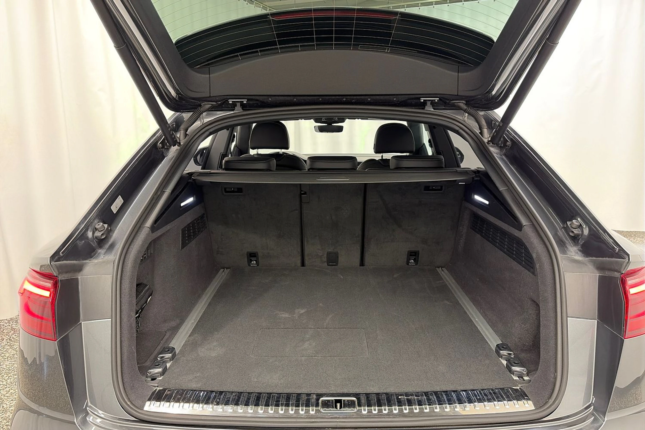 harmaa Audi Q8 2025 kuva 11.