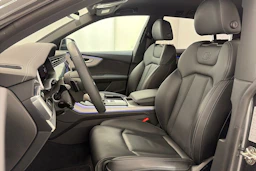 harmaa Audi Q8 2025 kuva 15.