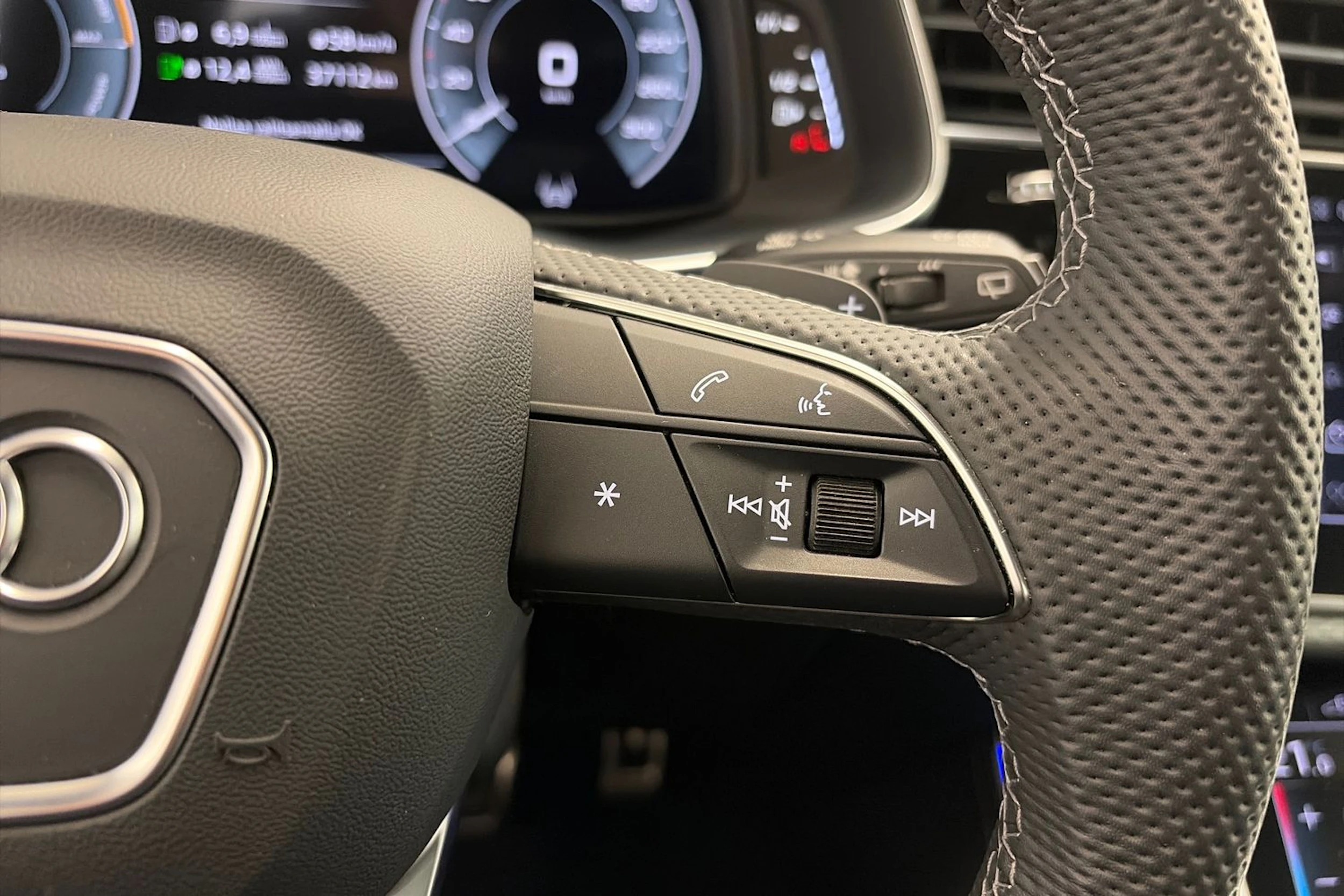 harmaa Audi Q8 2025 kuva 23.