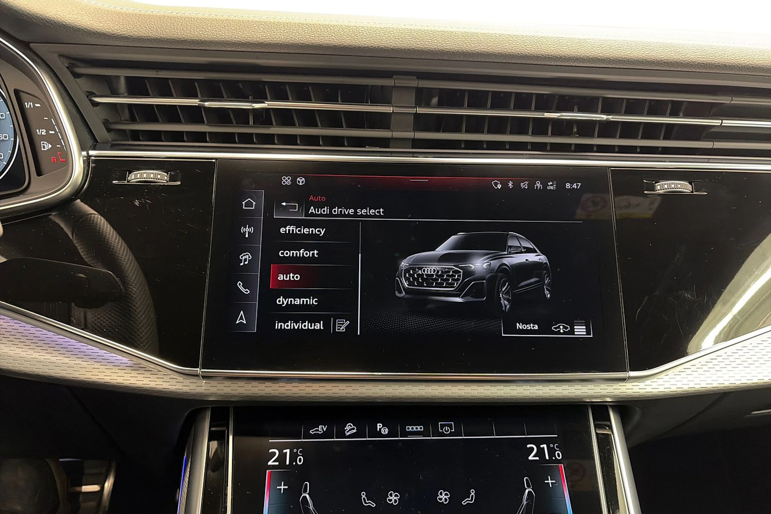 harmaa Audi Q8 2025 kuva 28.