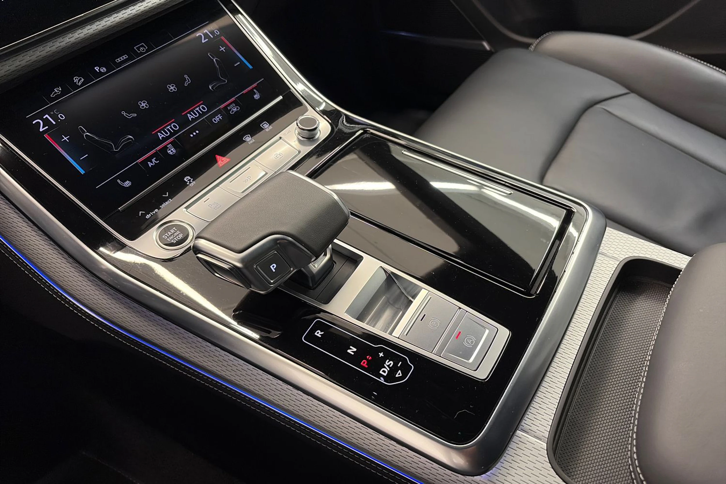 harmaa Audi Q8 2025 kuva 34.