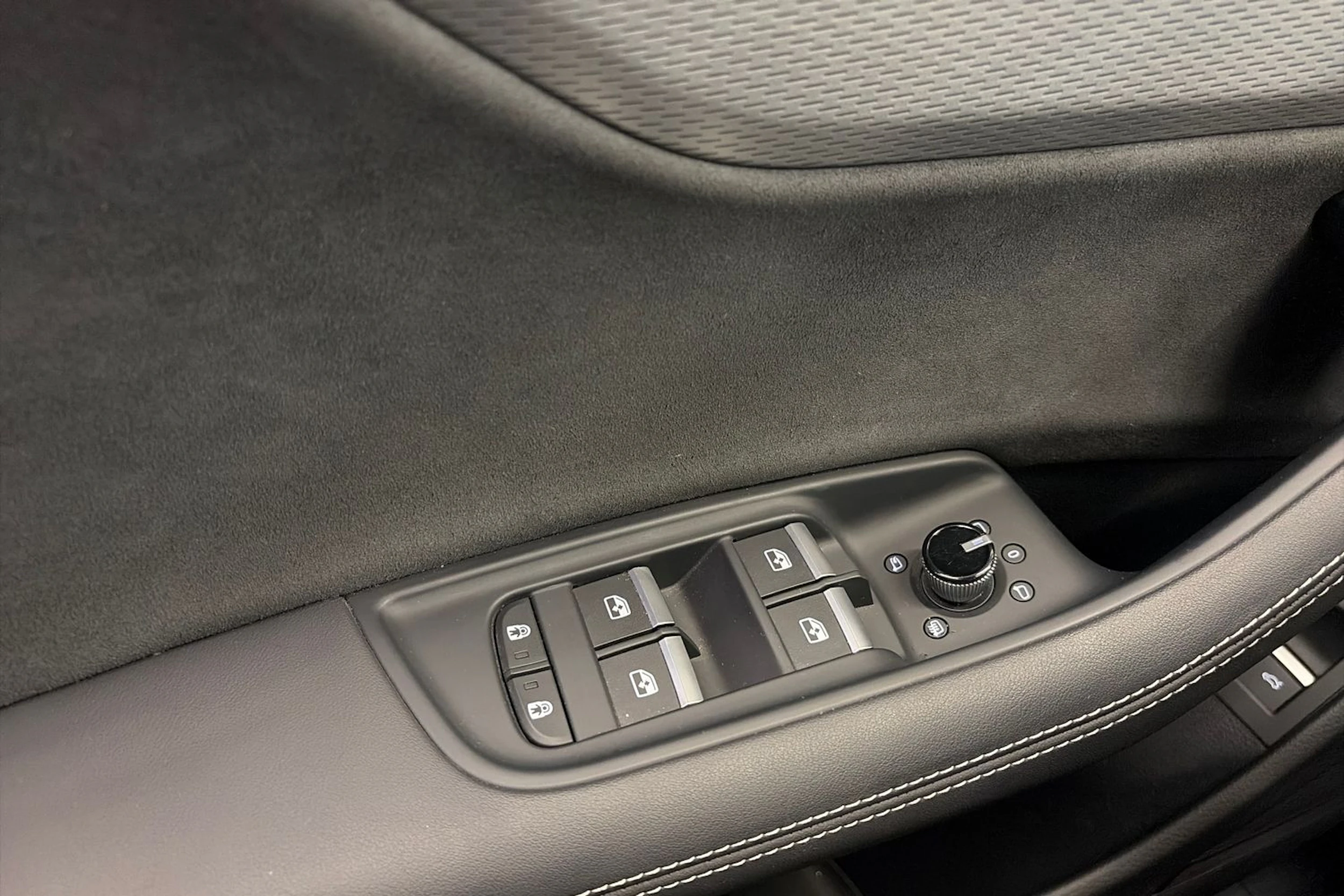 harmaa Audi Q8 2025 kuva 36.