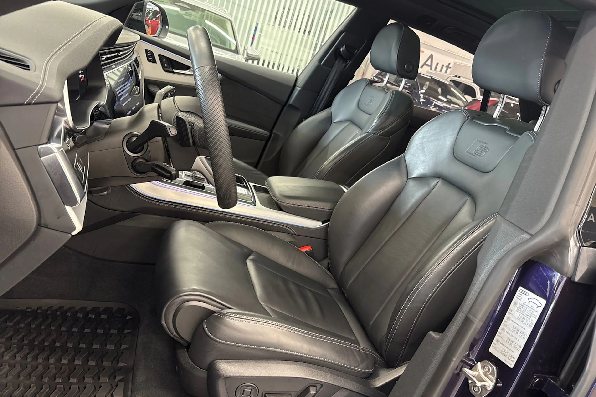 musta Audi Q8 2025 kuva 11.