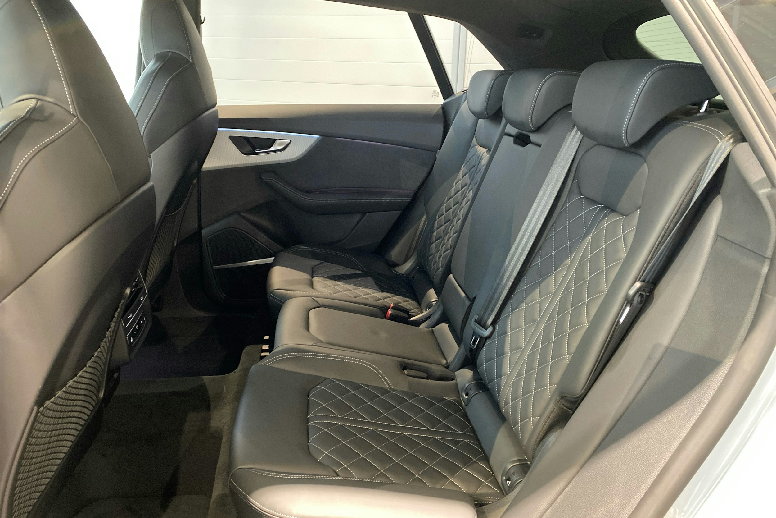 met. harmaa Audi Q8 2025 kuva 8.