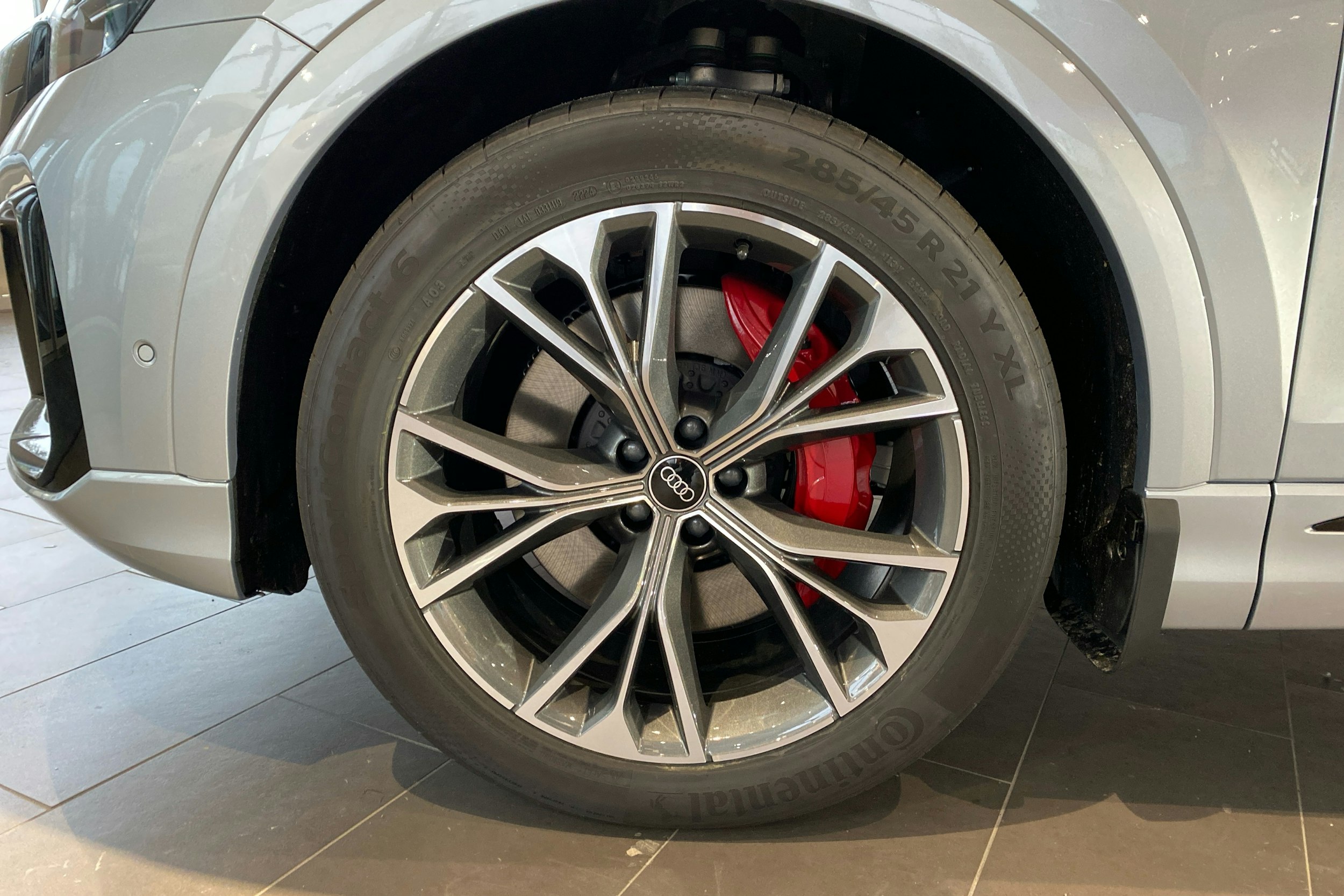 met. harmaa Audi Q8 2025 kuva 9.
