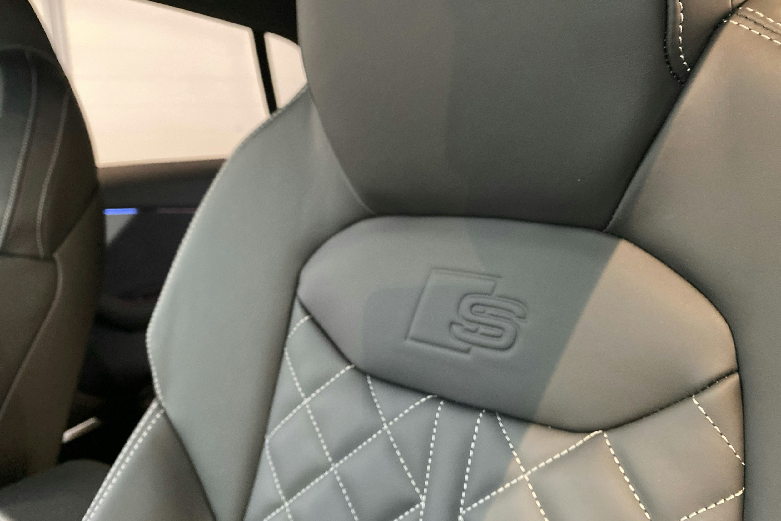 met. harmaa Audi Q8 2025 kuva 13.