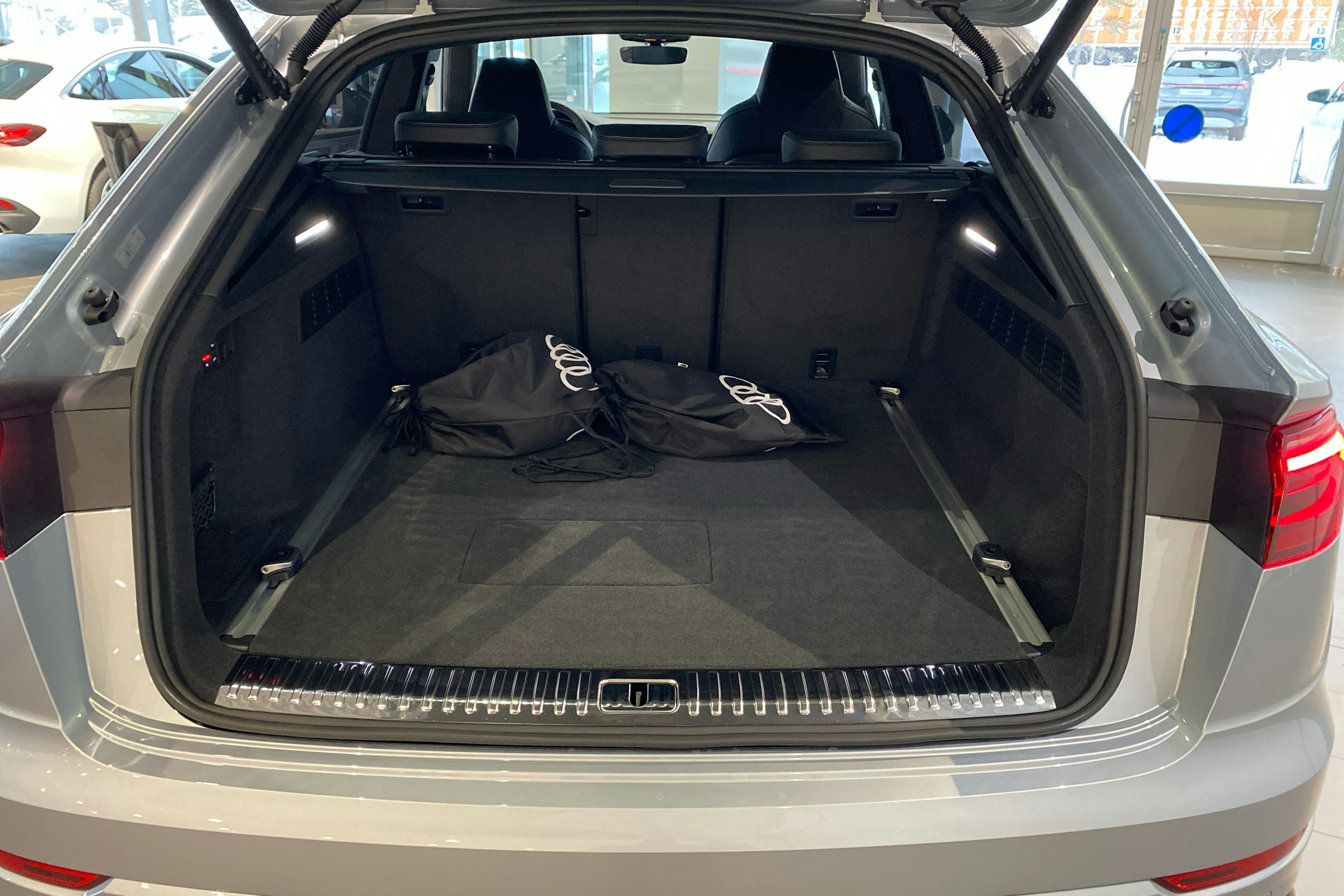 met. harmaa Audi Q8 2025 kuva 18.