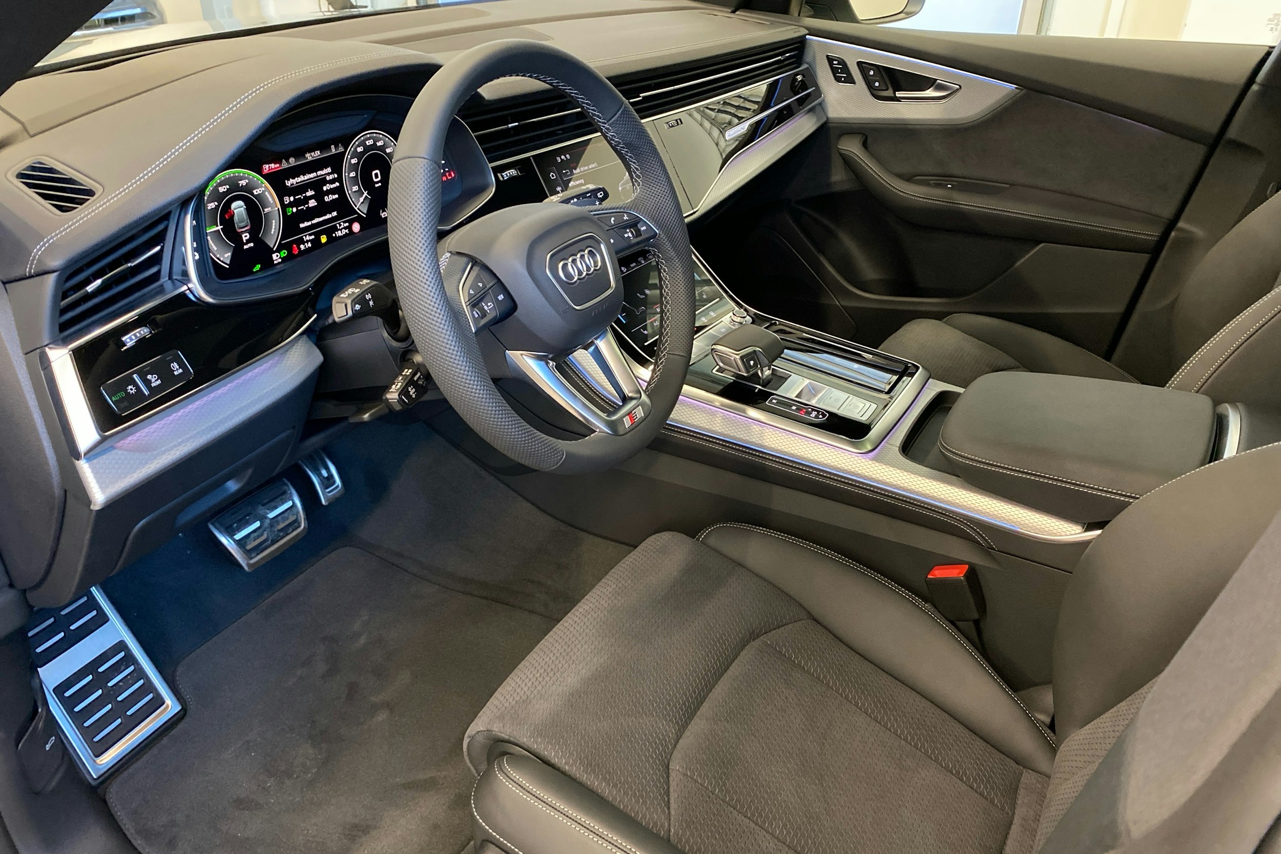 harmaa Audi Q8 2025 kuva 6.