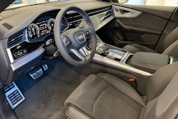 harmaa Audi Q8 2025 kuva 6.