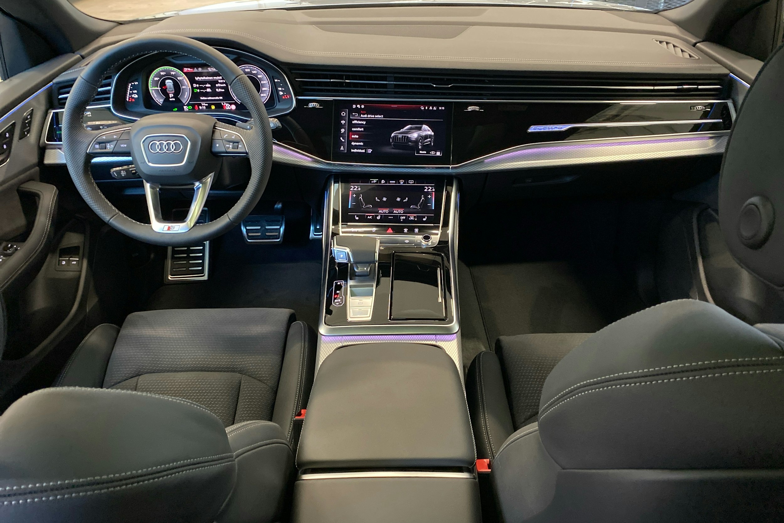 harmaa Audi Q8 2025 kuva 7.