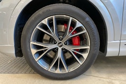 harmaa Audi Q8 2025 kuva 9.