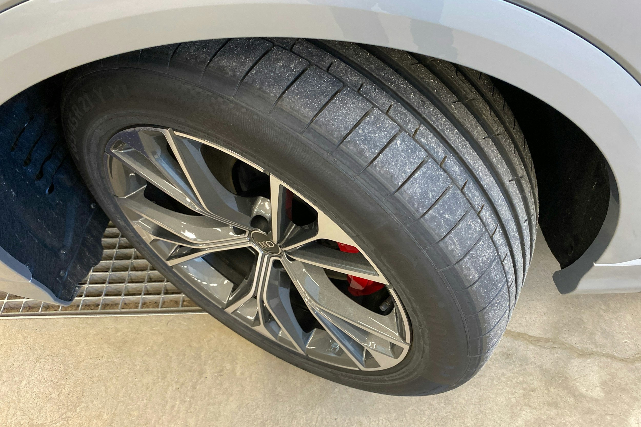 harmaa Audi Q8 2025 kuva 10.