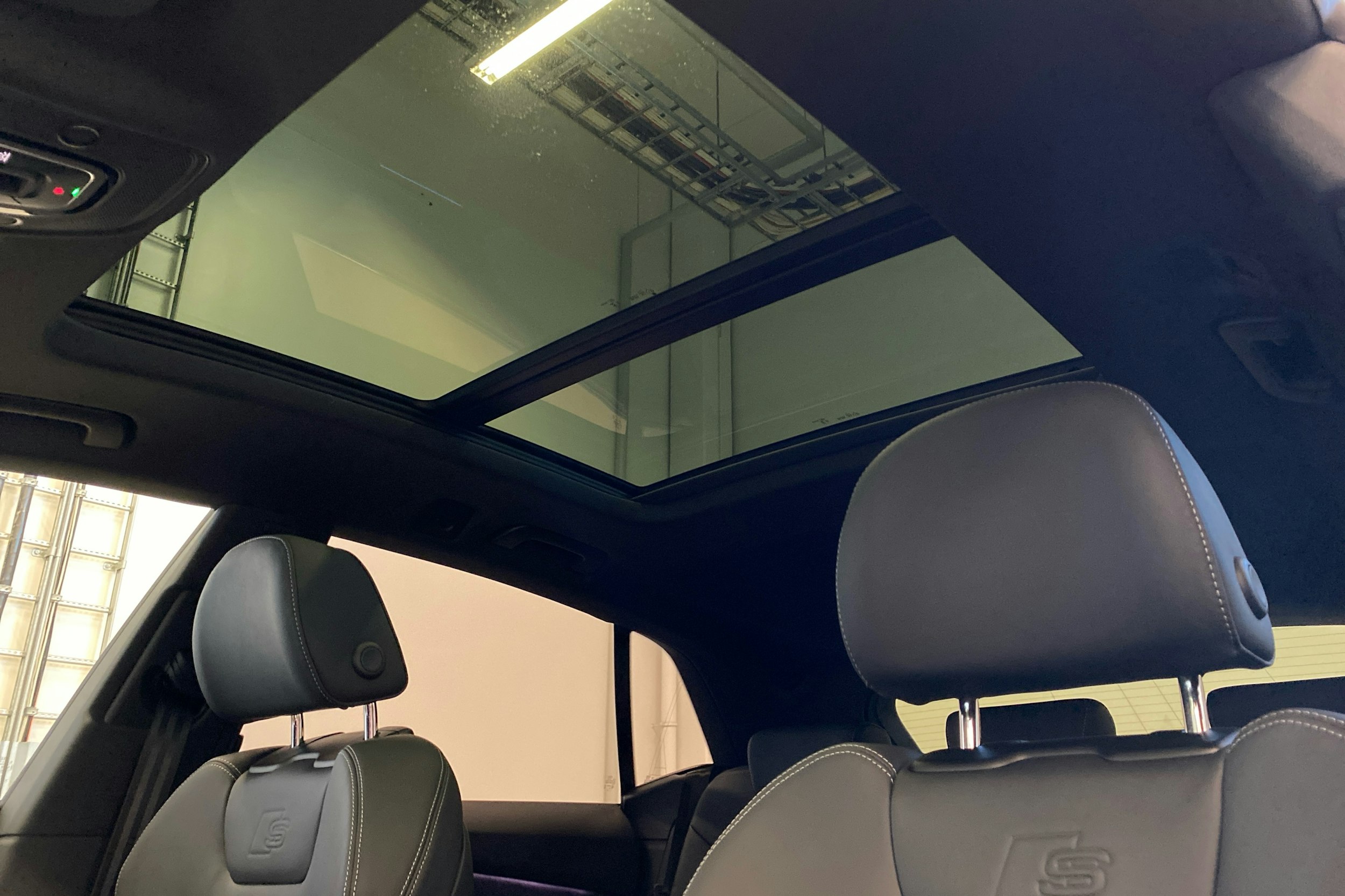 harmaa Audi Q8 2025 kuva 12.