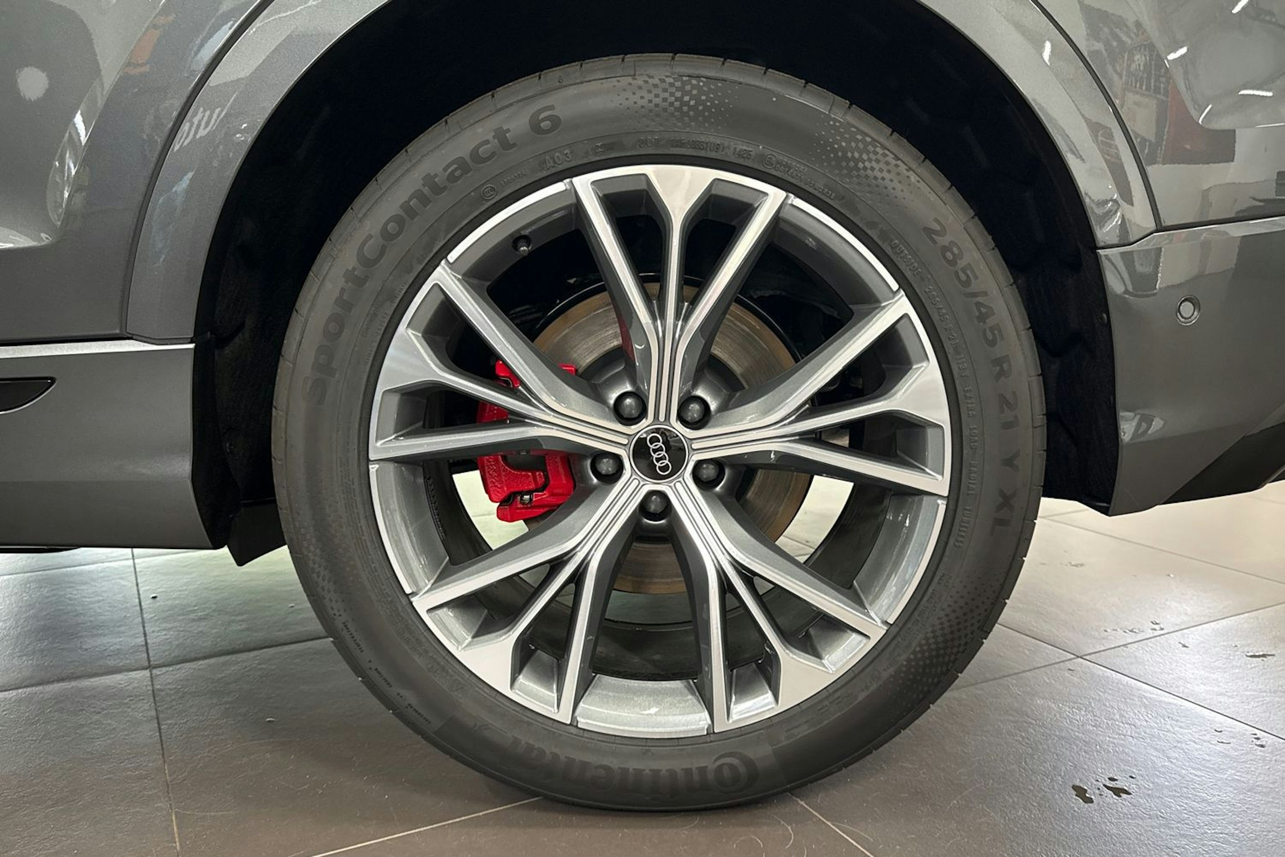 met. harmaa Audi Q8 2025 kuva 10.