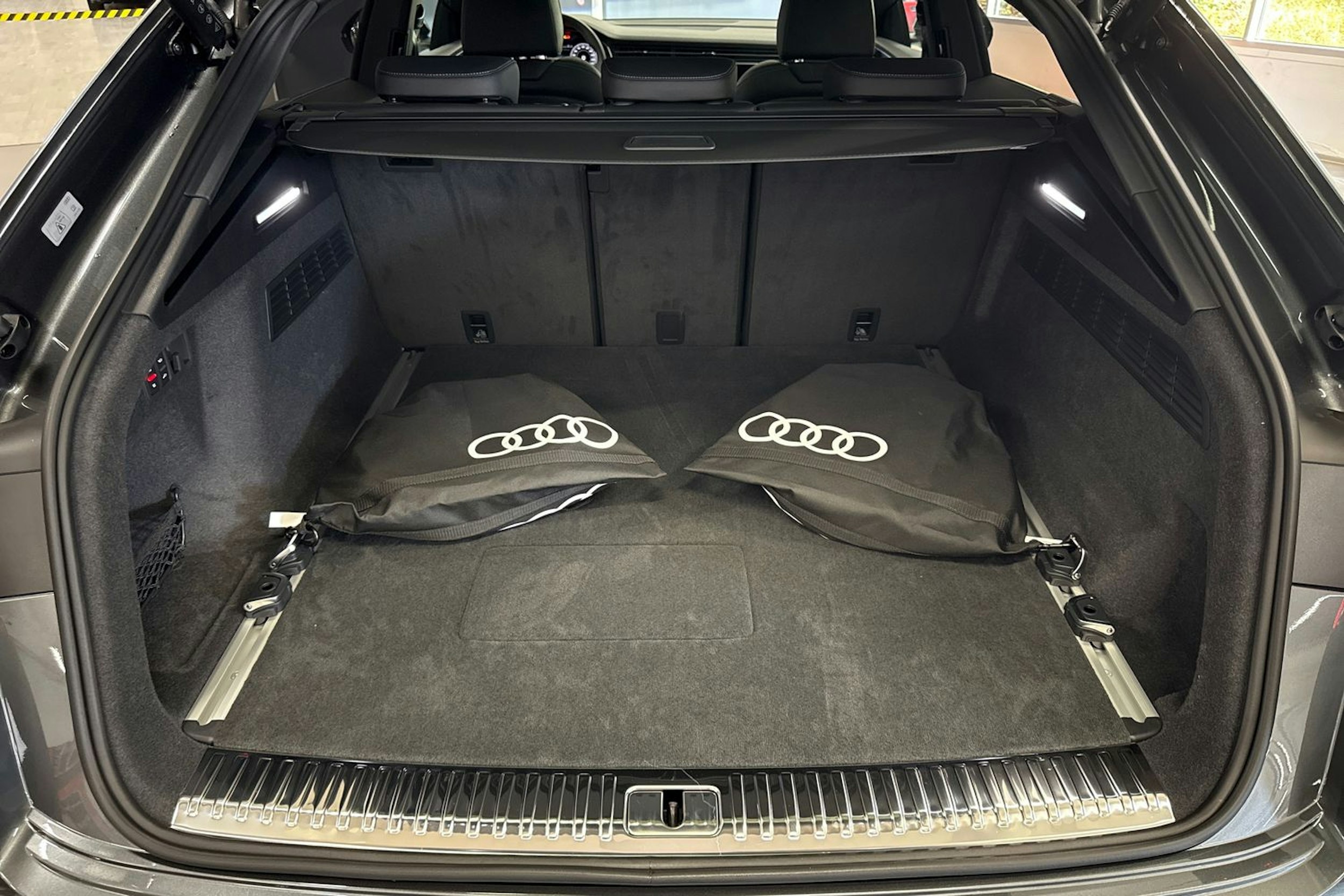 met. harmaa Audi Q8 2025 kuva 11.
