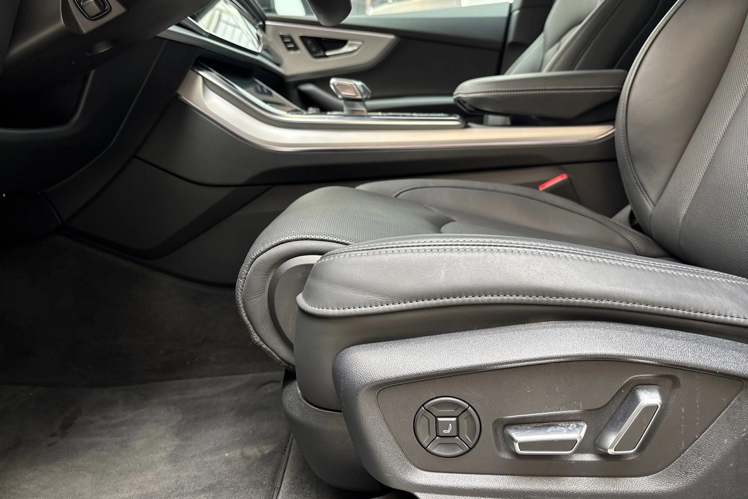 musta Audi Q8 2026 kuva 16.