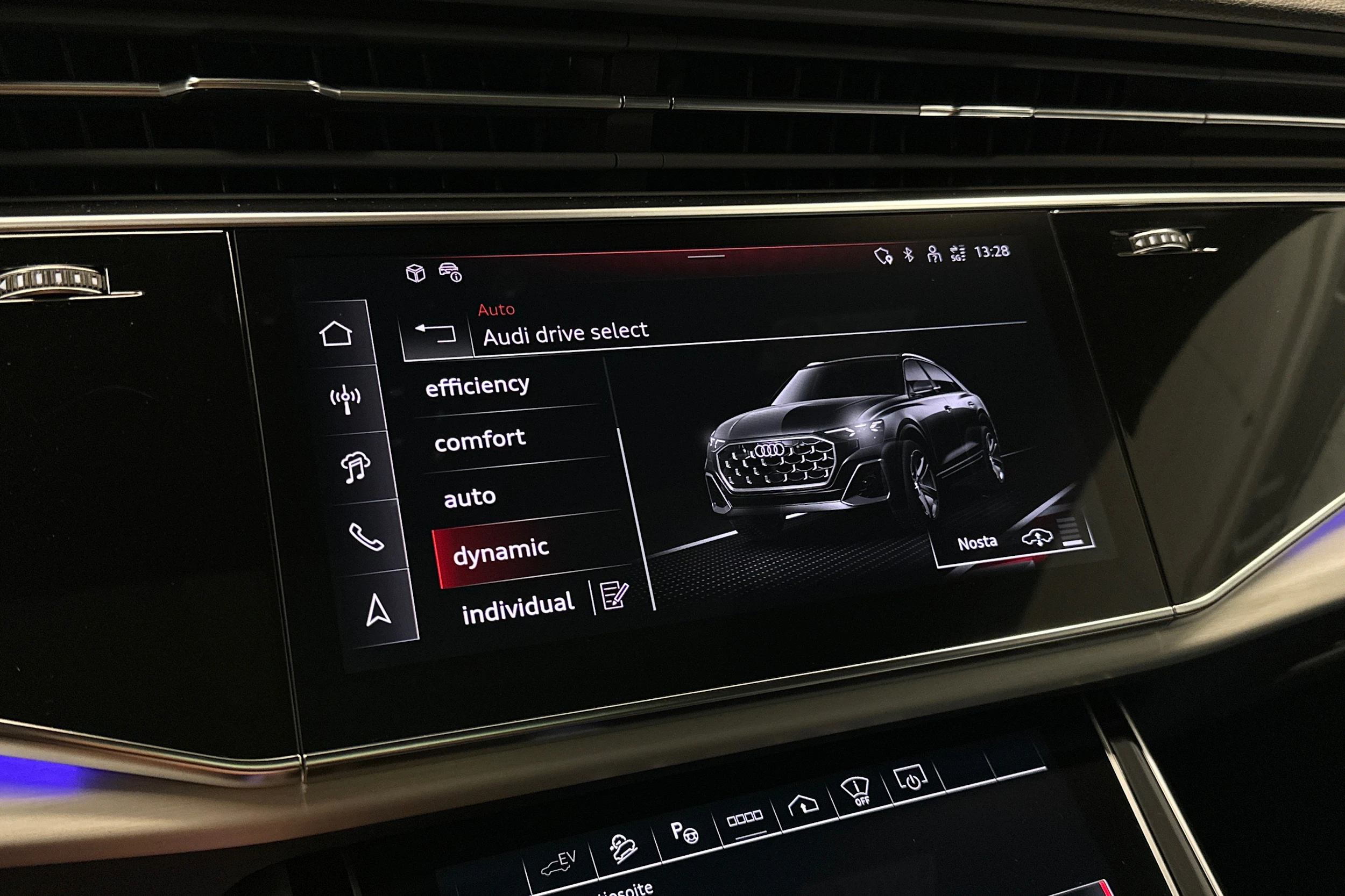 met. valkoinen Audi Q8 2026 kuva 16.