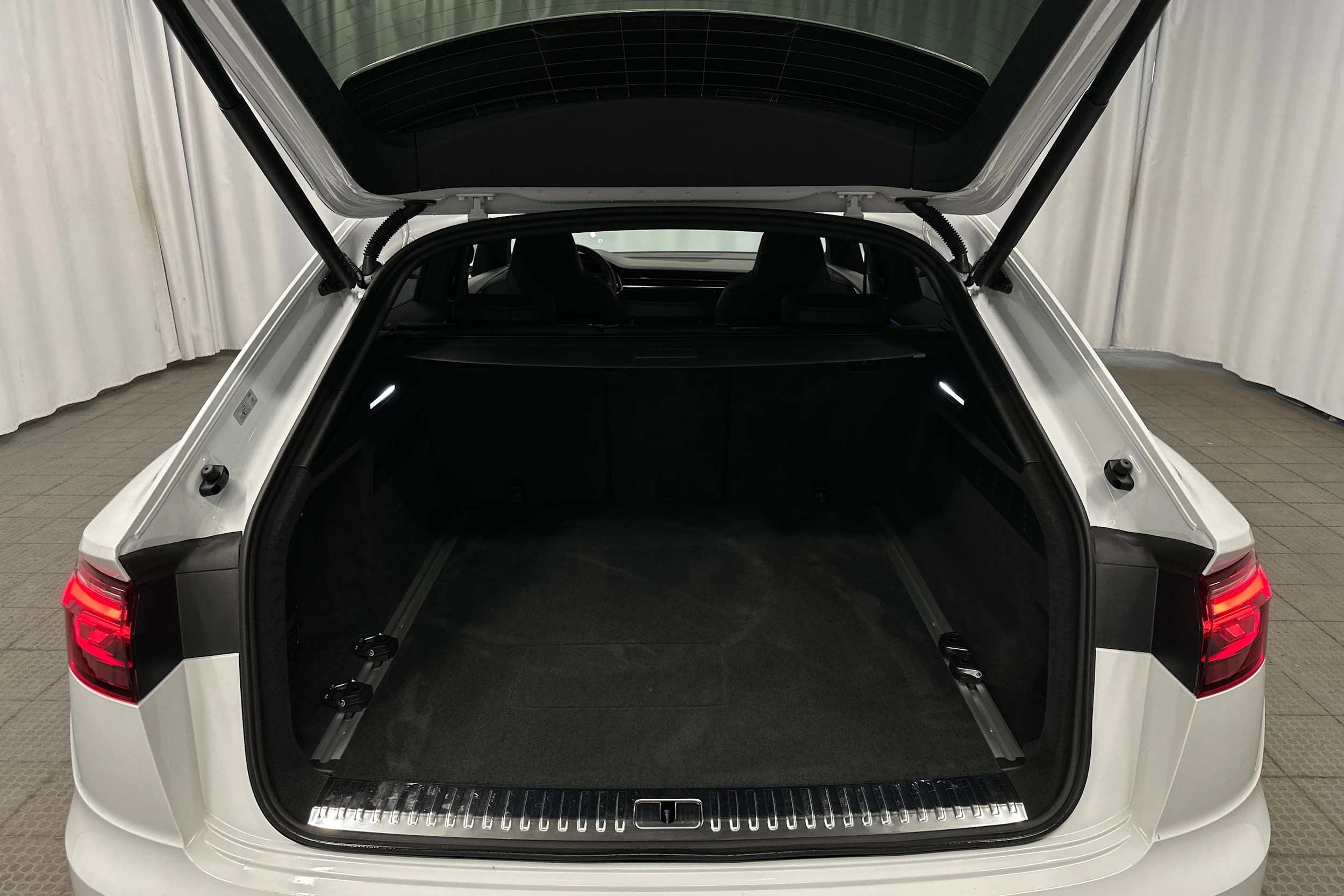 met. valkoinen Audi Q8 2026 kuva 30.