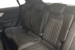 met. punainen Audi Q8 2026 kuva 8.