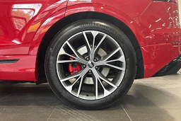met. punainen Audi Q8 2026 kuva 10.
