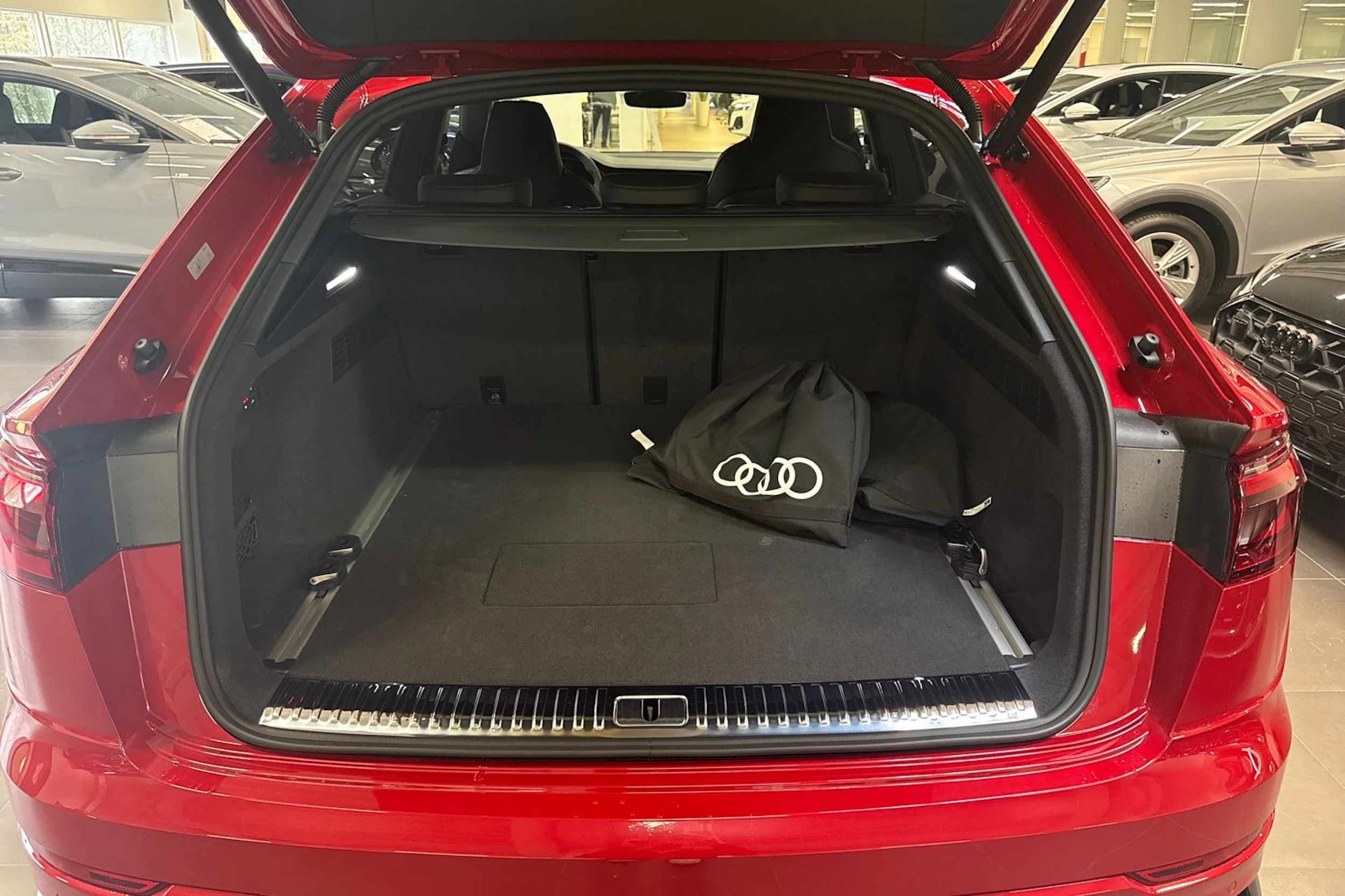 met. punainen Audi Q8 2026 kuva 11.