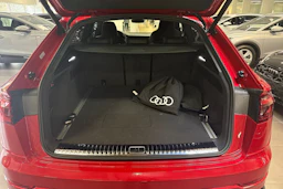 met. punainen Audi Q8 2026 kuva 11.