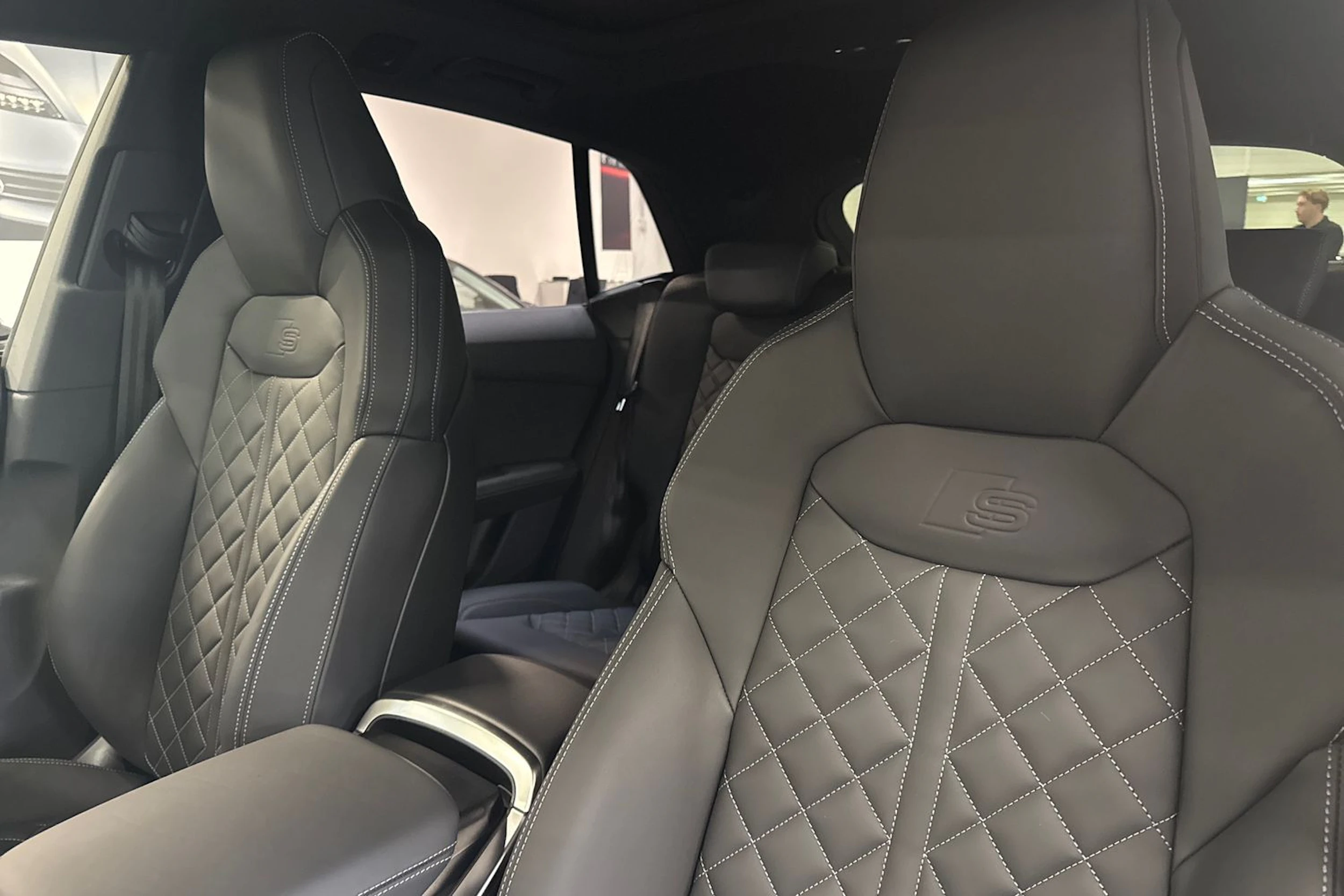 met. punainen Audi Q8 2026 kuva 13.
