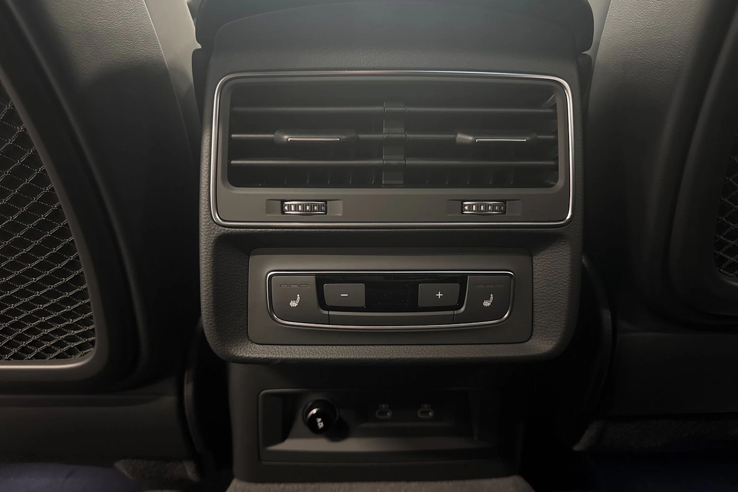 met. punainen Audi Q8 2026 kuva 15.