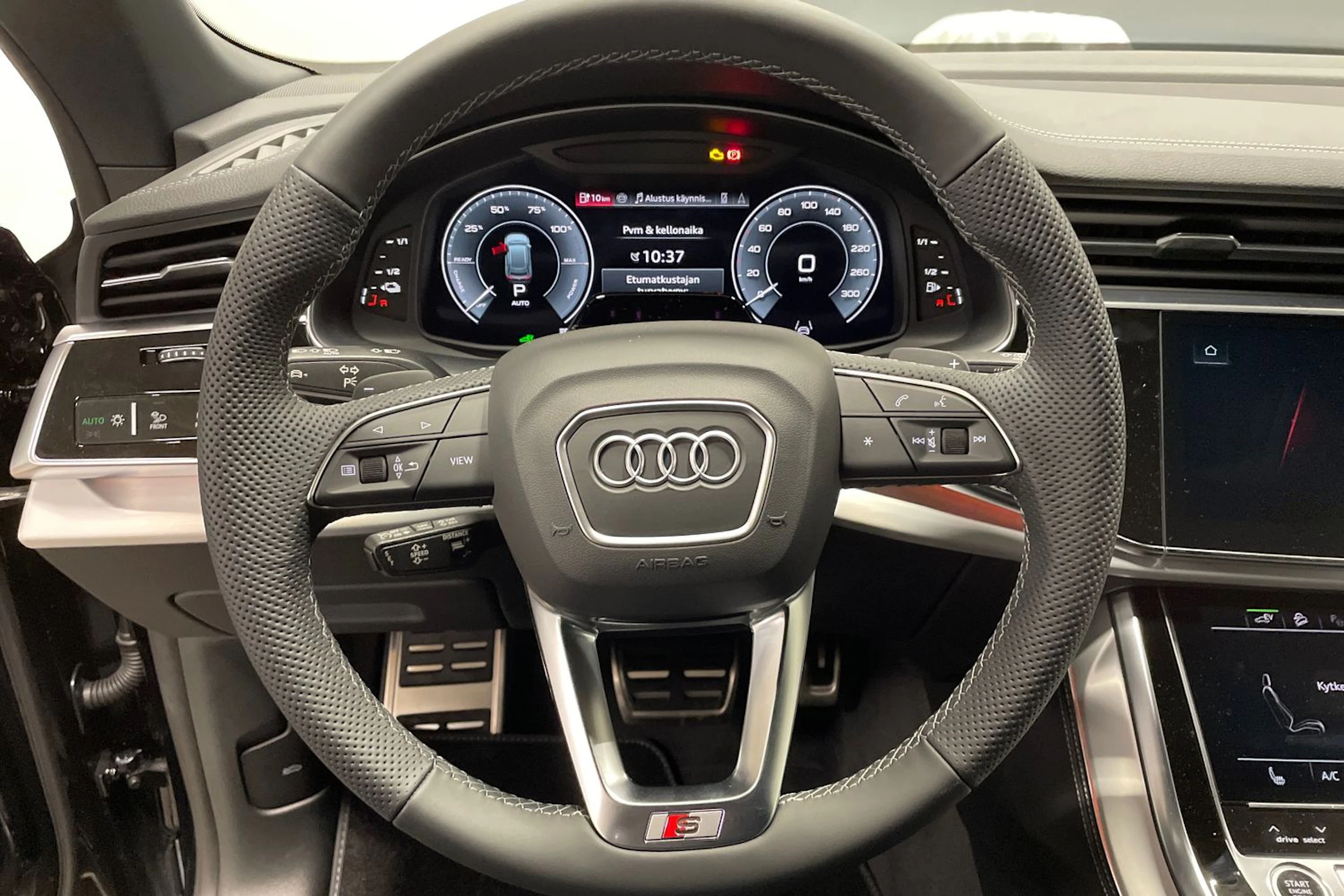 mythos musta Audi Q8 2026 kuva 13.