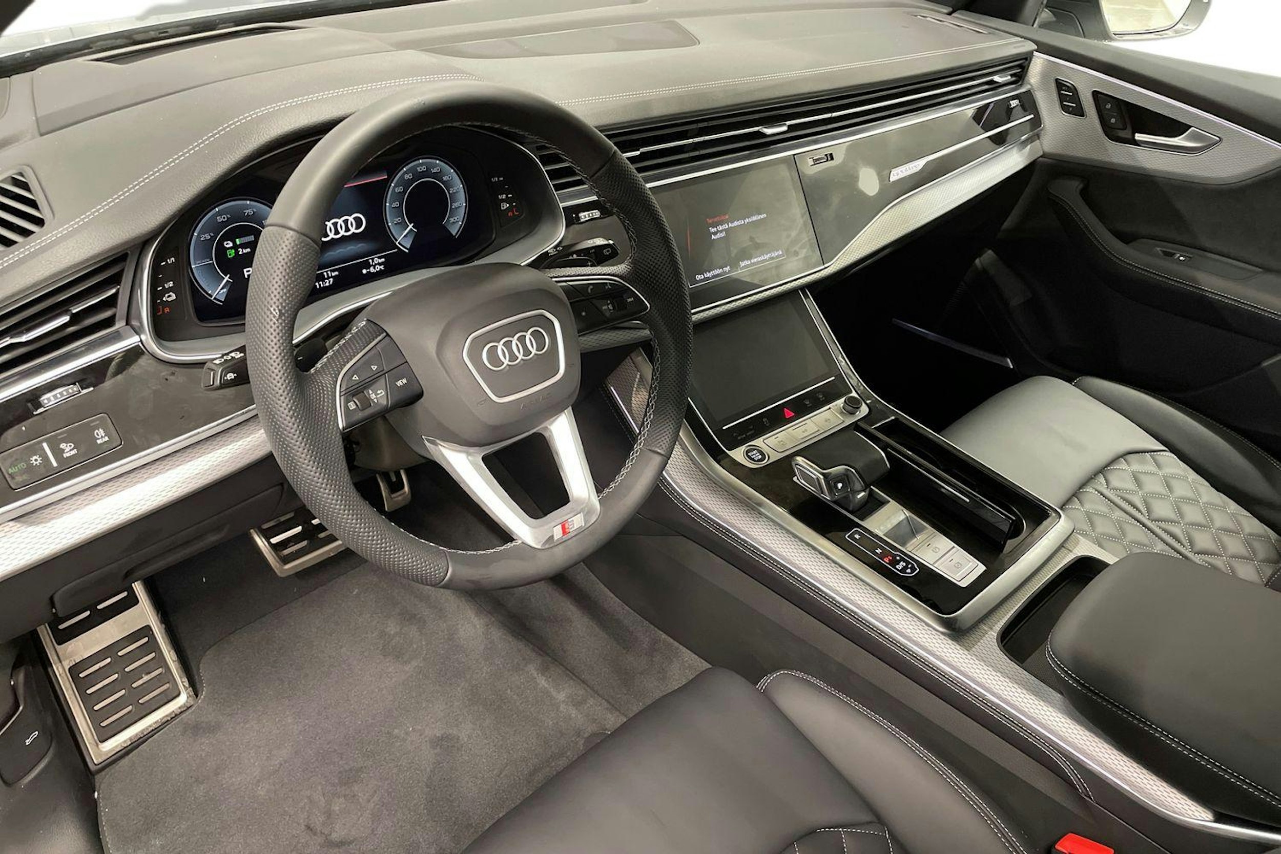 harmaa Audi Q8 2026 kuva 7.