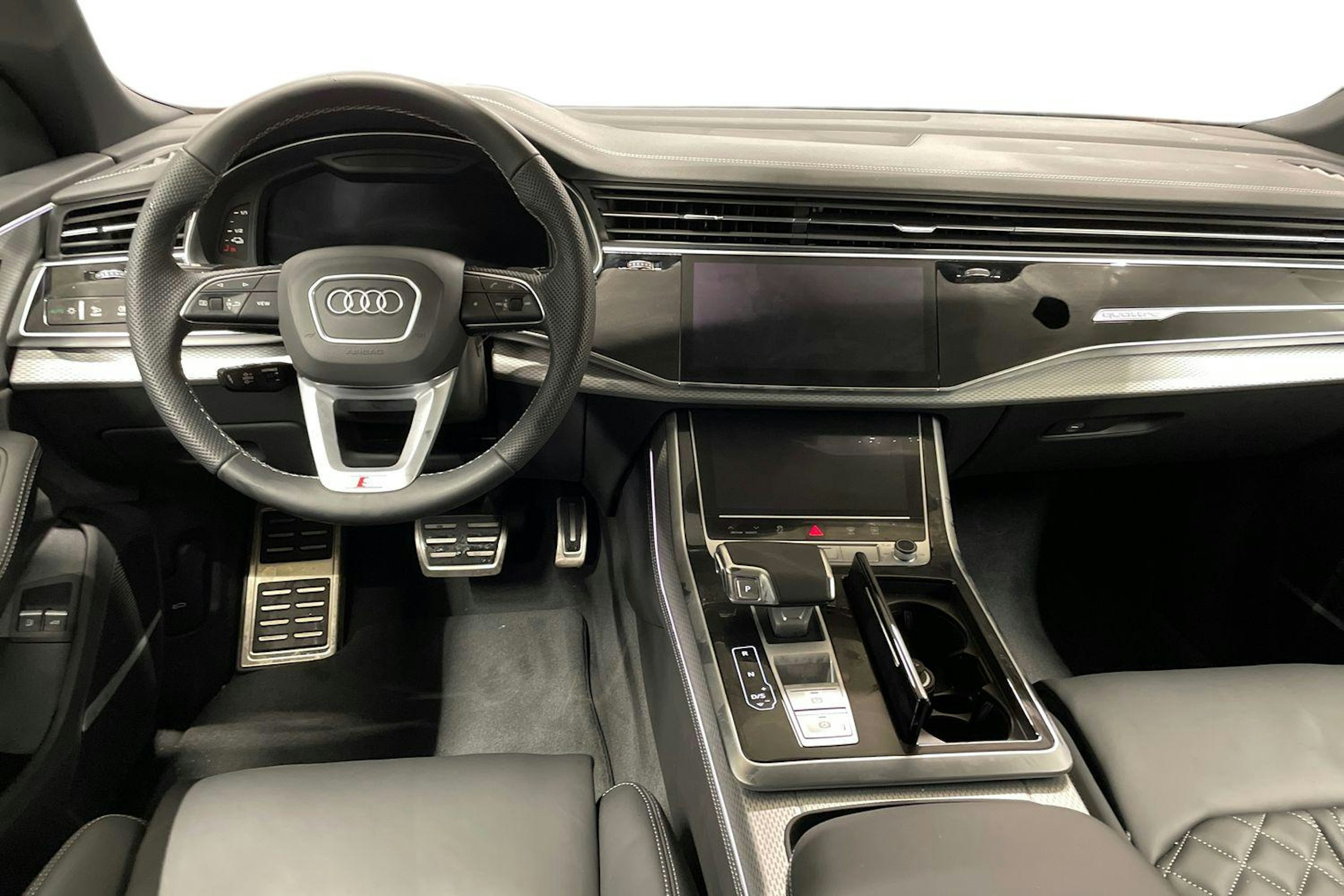 harmaa Audi Q8 2026 kuva 9.