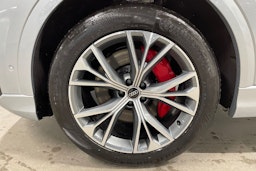 harmaa Audi Q8 2026 kuva 13.