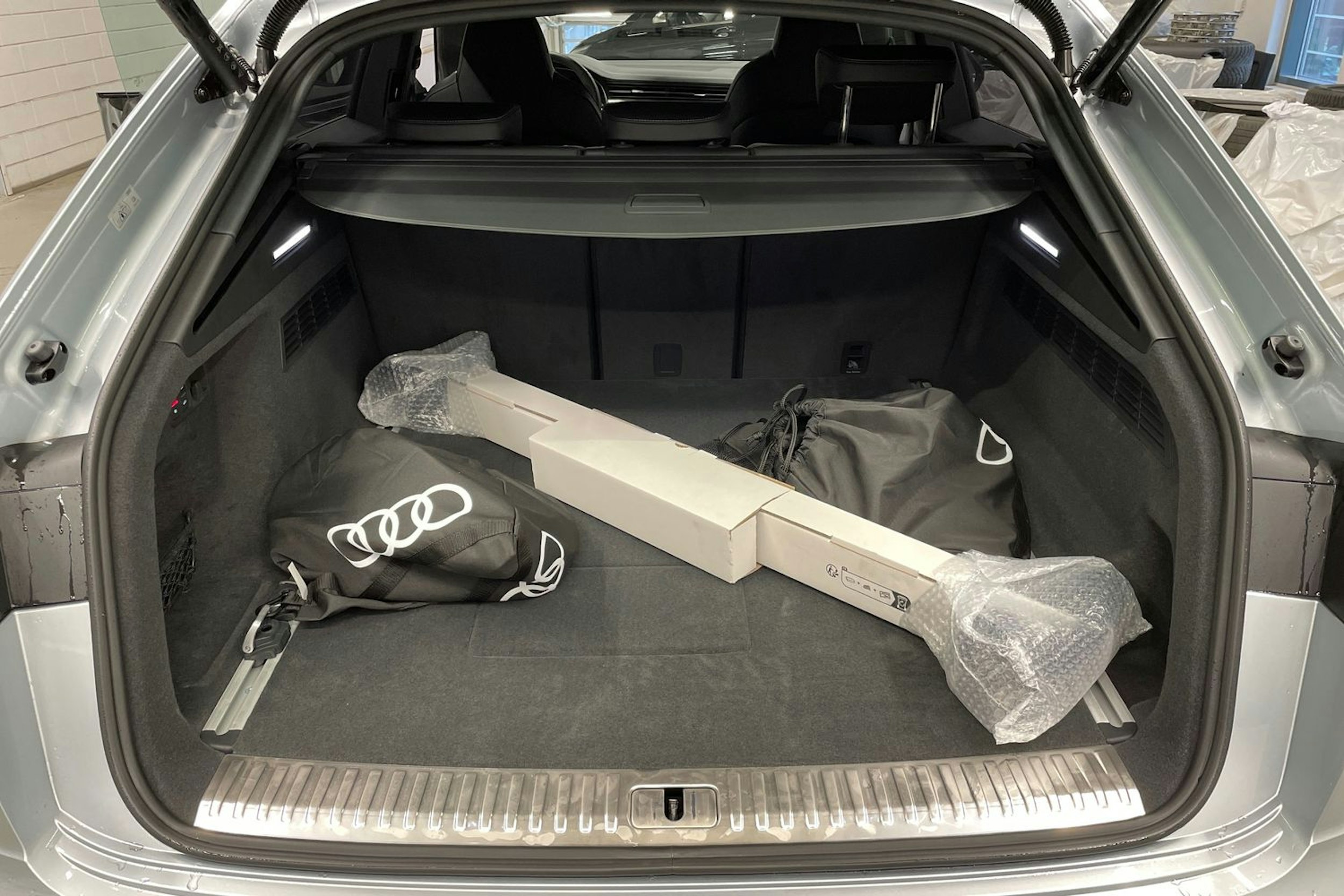 harmaa Audi Q8 2026 kuva 14.