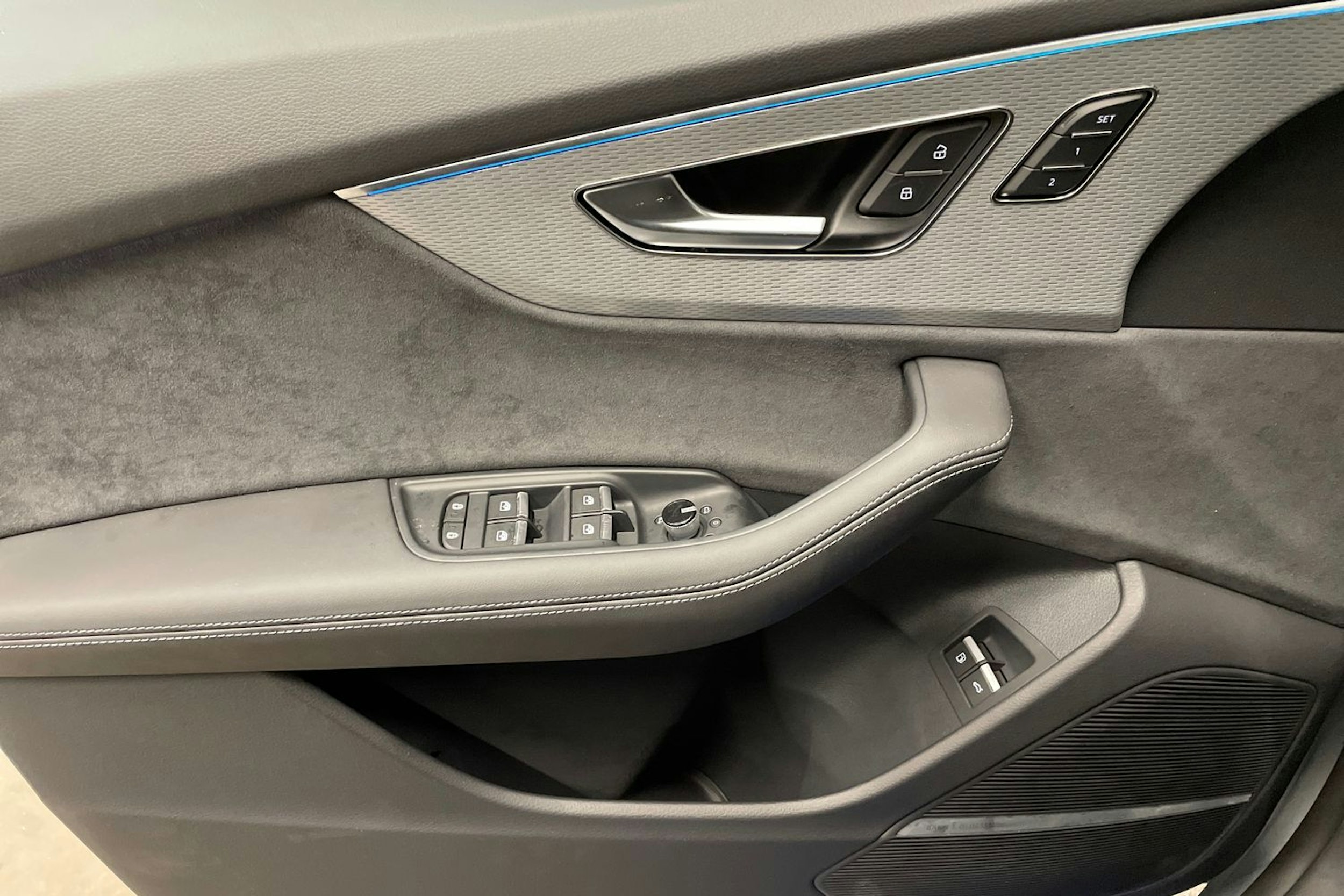 harmaa Audi Q8 2026 kuva 18.