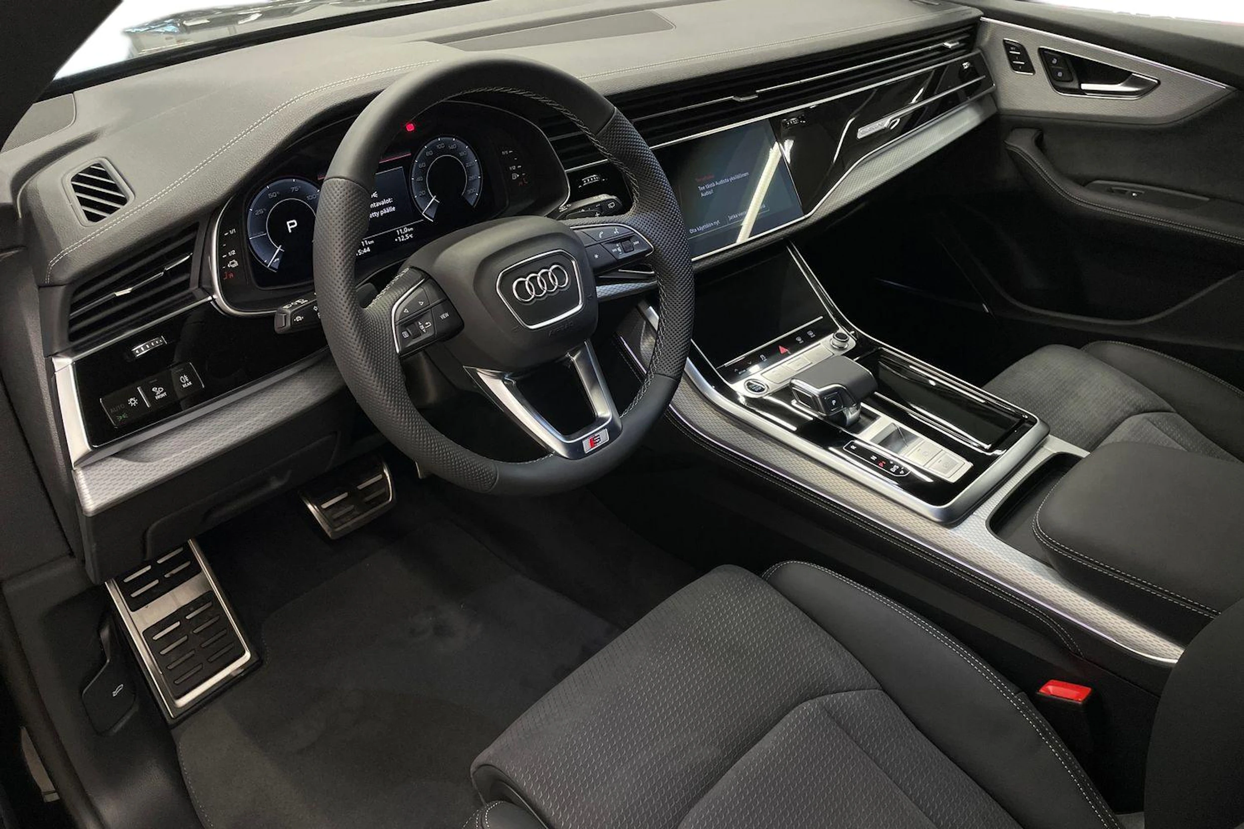 met. musta Audi Q8 2026 kuva 6.