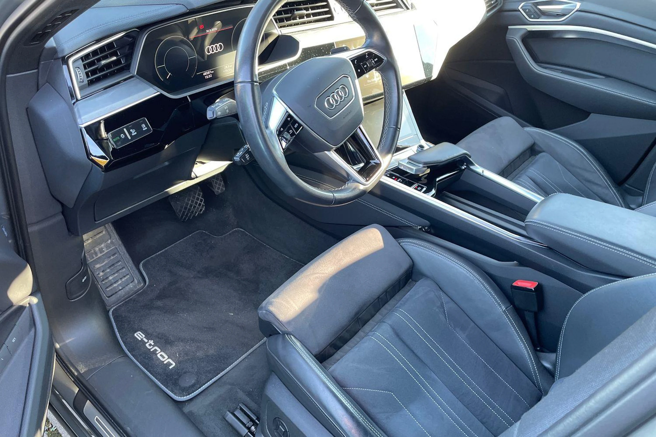 harmaa Audi Q8 e-tron 2023 kuva 3.