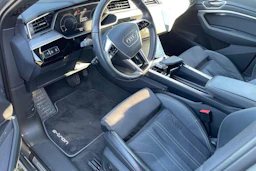 harmaa Audi Q8 e-tron 2023 kuva 3.