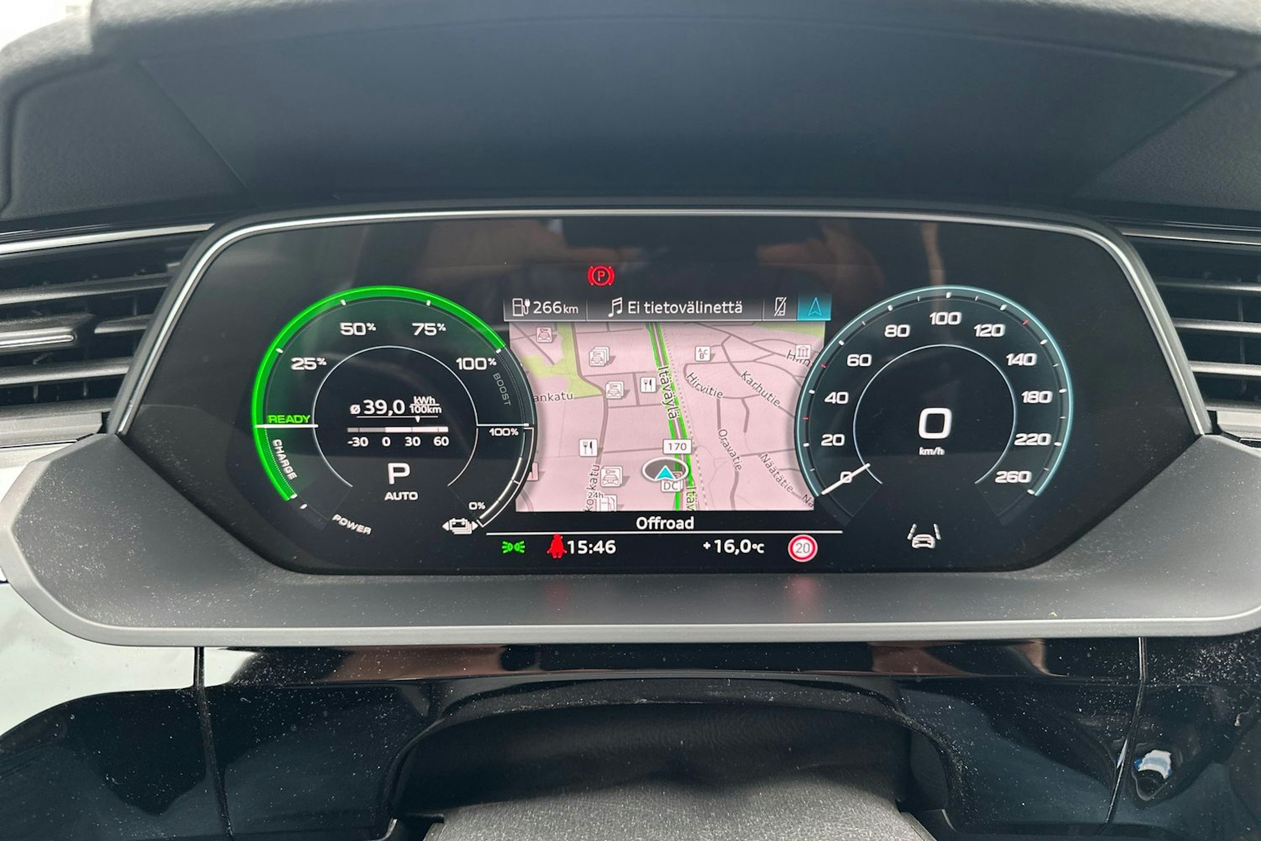 ruskea (beige) Audi Q8 e-tron 2024 kuva 11.