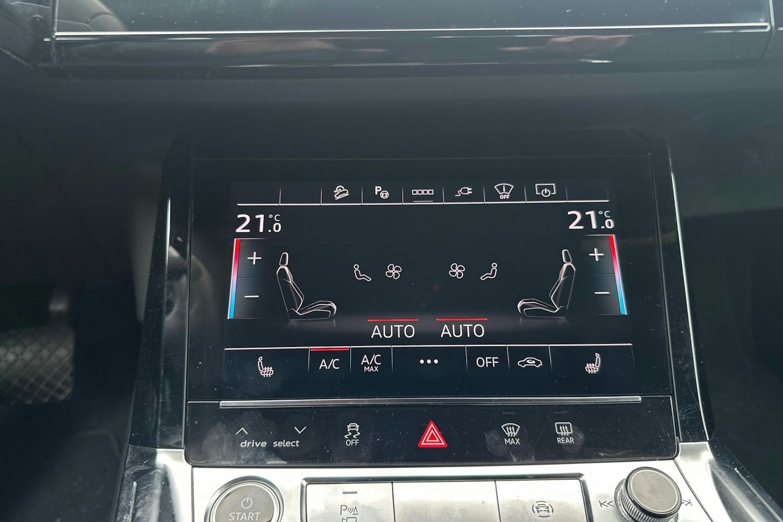 ruskea (beige) Audi Q8 e-tron 2024 kuva 12.