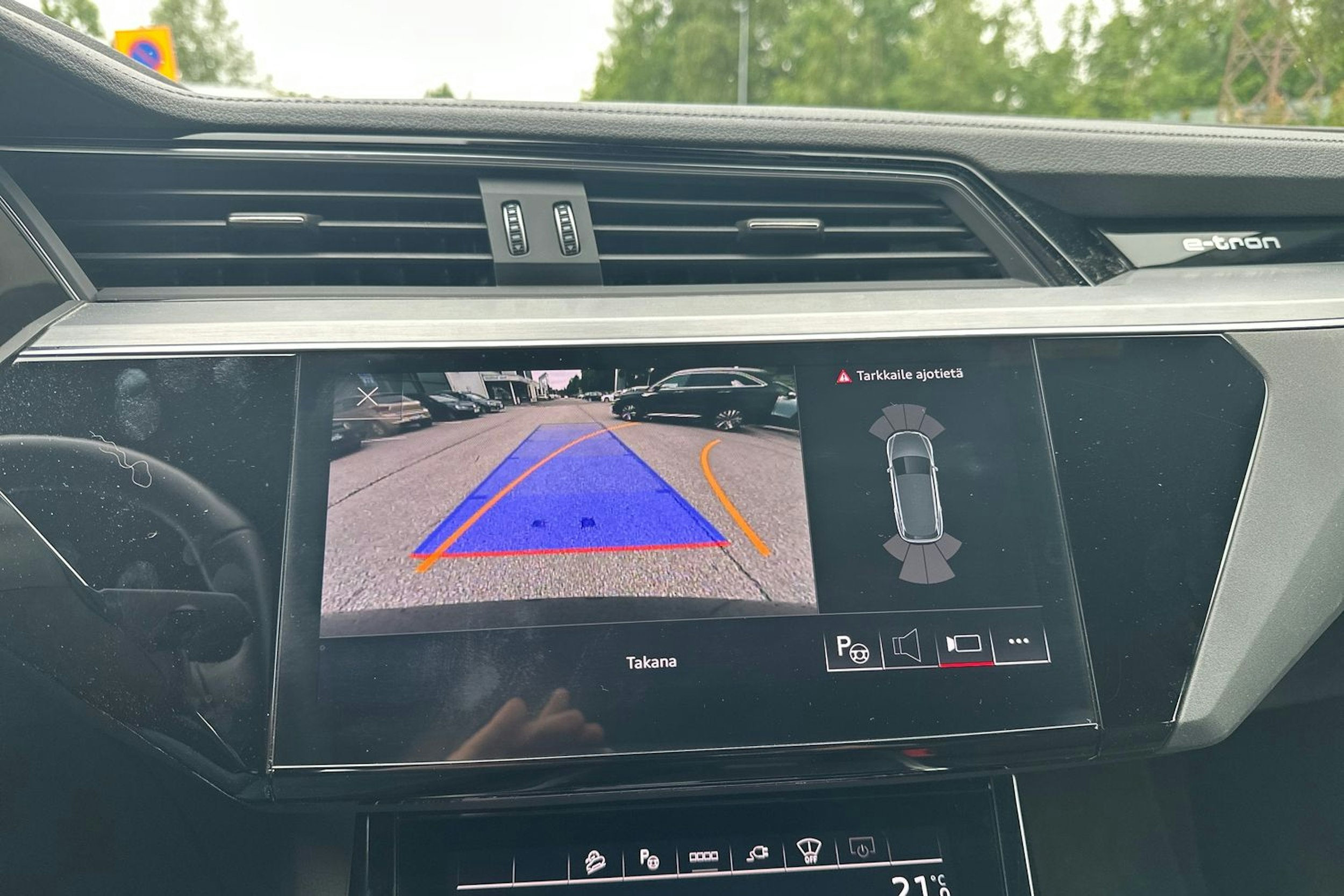 ruskea (beige) Audi Q8 e-tron 2024 kuva 13.