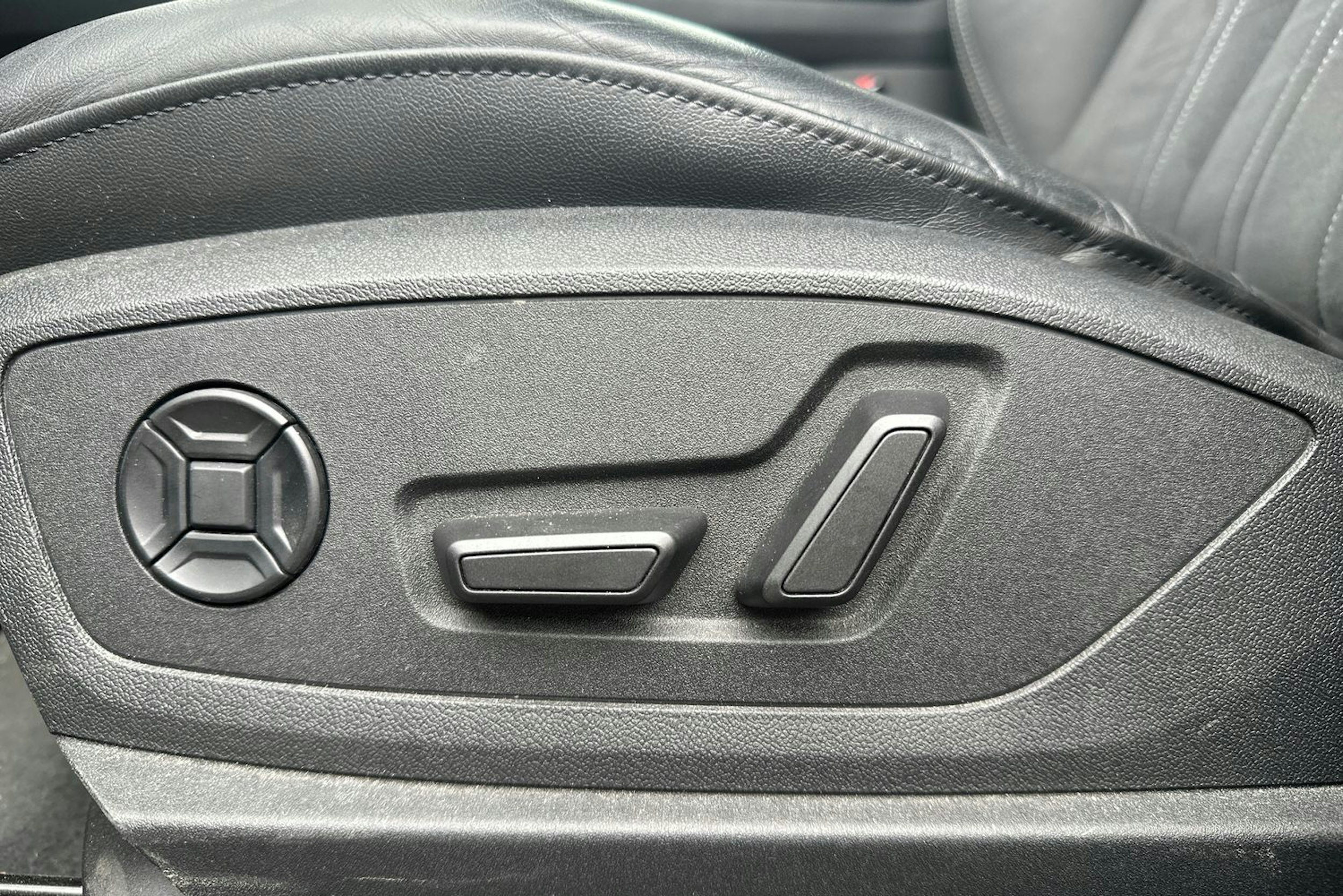 ruskea (beige) Audi Q8 e-tron 2024 kuva 16.