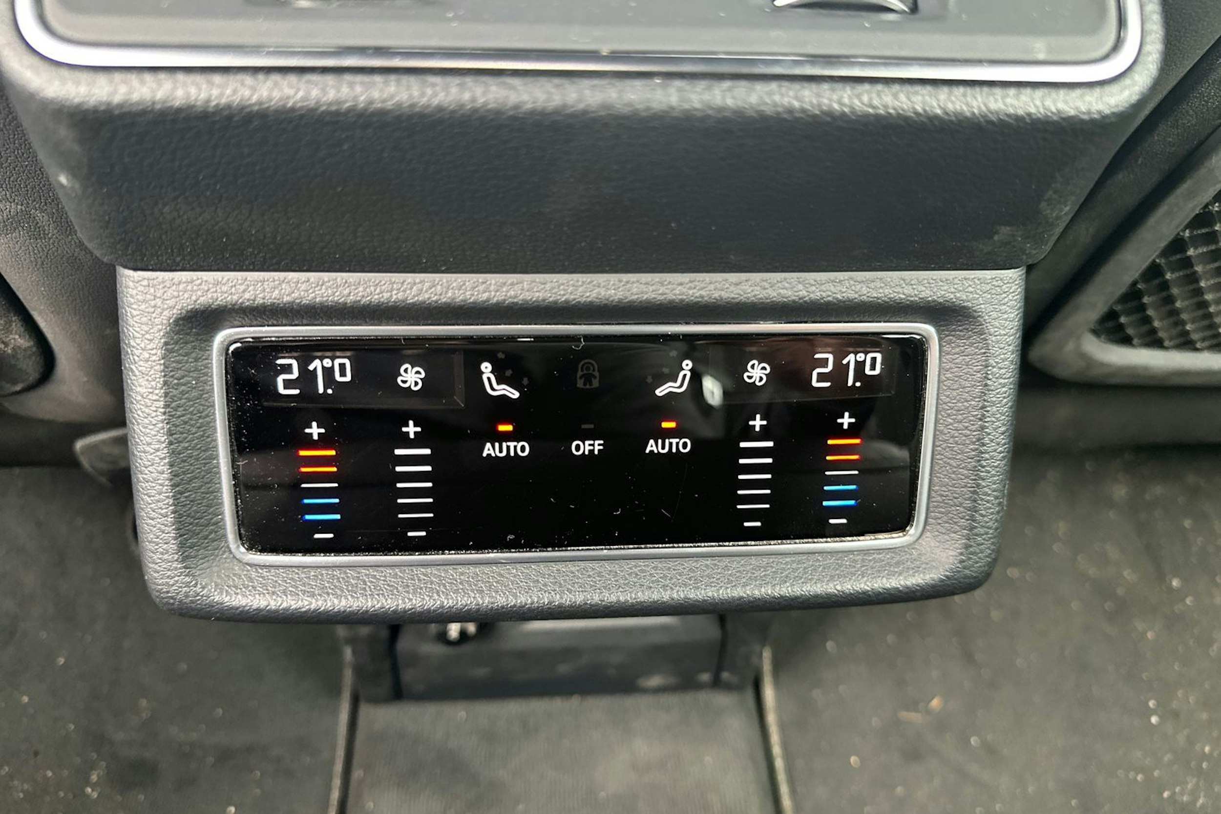 ruskea (beige) Audi Q8 e-tron 2024 kuva 17.