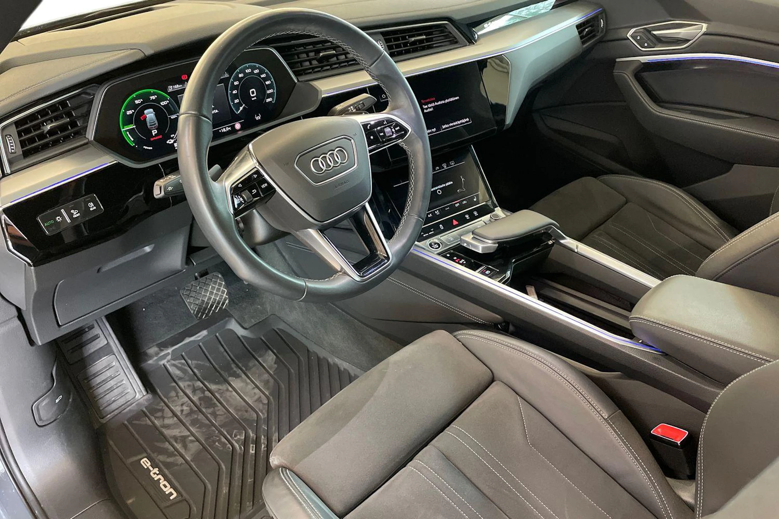 Harmaa Audi Q8 e-tron 2023 kuva 8.