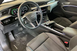 Harmaa Audi Q8 e-tron 2023 kuva 8.