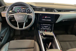 Harmaa Audi Q8 e-tron 2023 kuva 9.