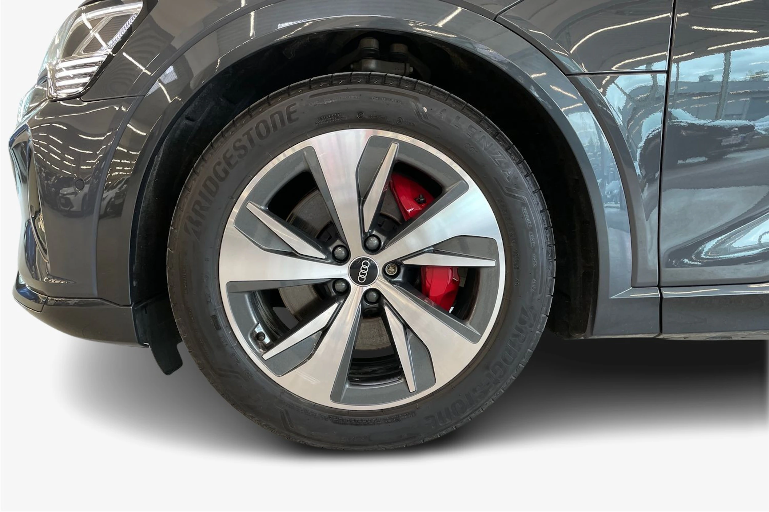 Harmaa Audi Q8 e-tron 2023 kuva 12.