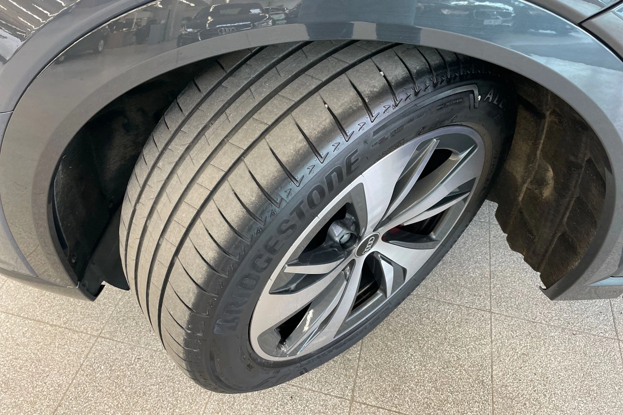 Harmaa Audi Q8 e-tron 2023 kuva 13.