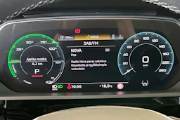 Harmaa Audi Q8 e-tron 2023 kuva 15.