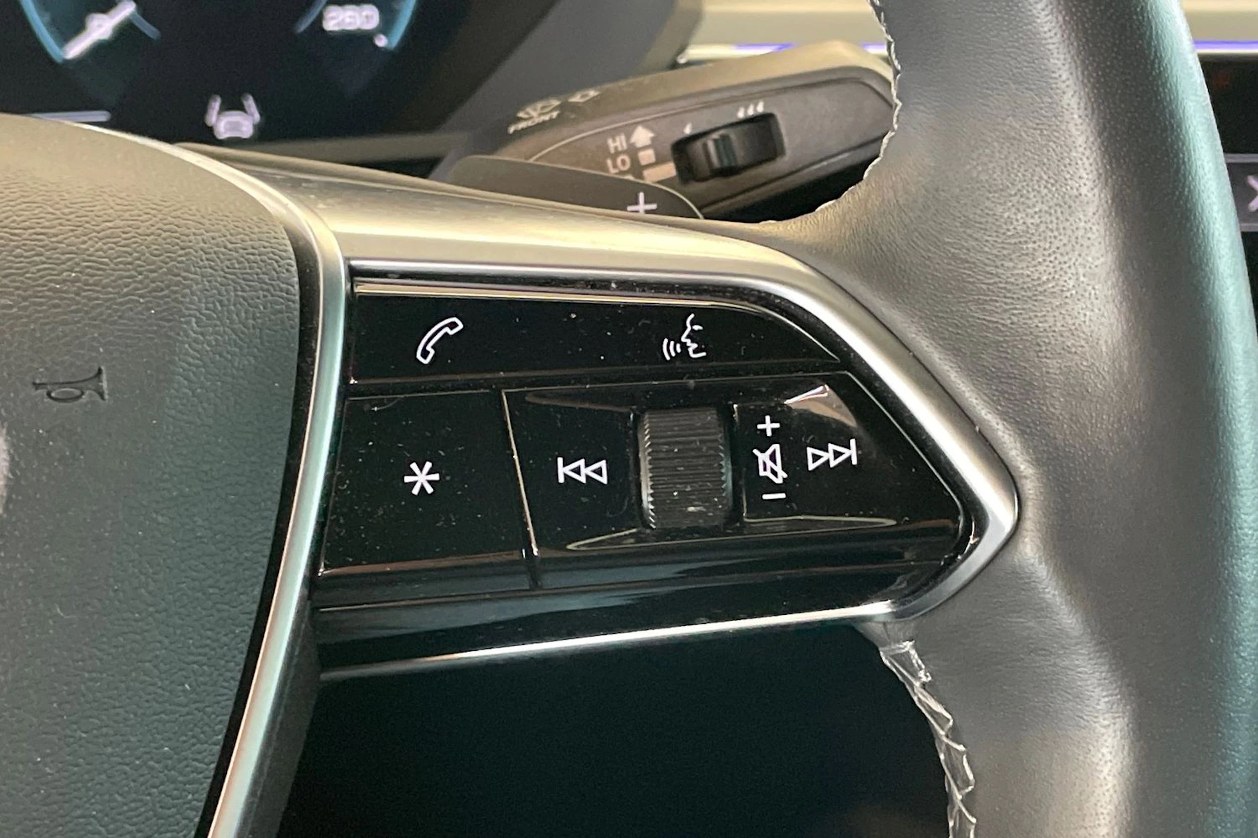 Harmaa Audi Q8 e-tron 2023 kuva 16.