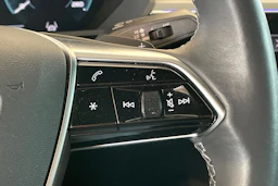 Harmaa Audi Q8 e-tron 2023 kuva 16.